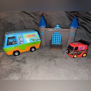 2005 Scooby-Doo Mystery Machine Ghost Patrol Haunted Castle Playset Pirate Van